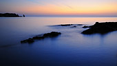 foto paesaggistica dell'isola del giglio all'alba 